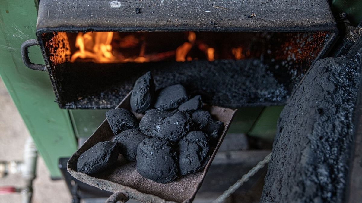 Kde se topí uhlím, tam teplo nezdražují